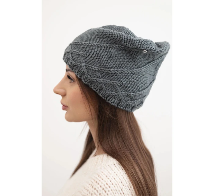 Dámská zimní čepice s ozdobným pletením a střihem tmavě šedá model 21878047 - K-Fashion