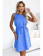 VICTORIA šaty bez rukávů s páskem – královská modř model 22307278 - numoco VICTORIA šaty bez rukávů s páskem – královská modř model 22307278 - numoco