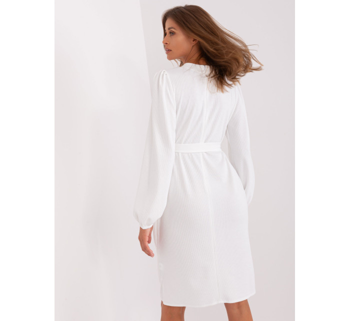 Biele jednoduché šaty s opaskom