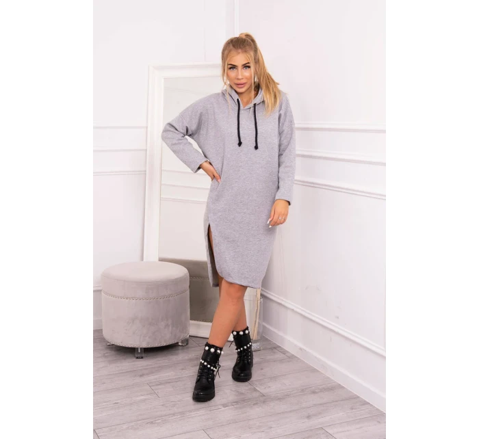 Šaty s kapucňou a bočným rázporkom šedej