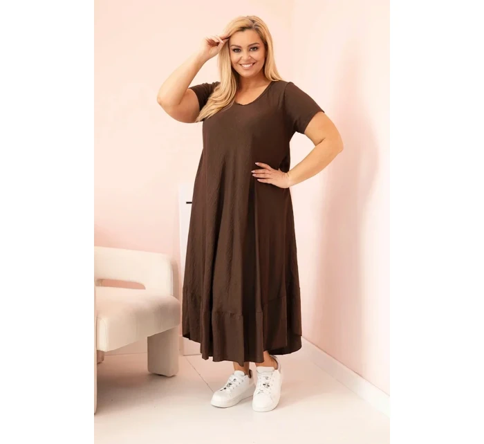 Dámske plus size šaty s krátkymi rukávmi a volánom z ľahkej viskózy v hnedej farbe