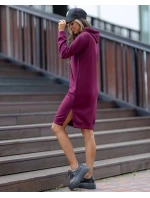 Dámske ležérne šaty v bordovej farbe bordová s kapucňou (523)