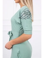 Šaty s krídlami na ramenách tmavo mätovej farby