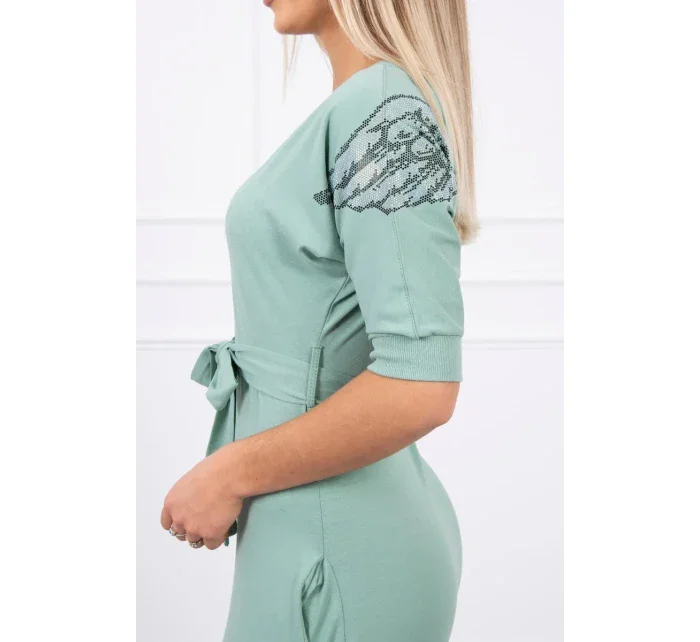 Šaty s krídlami na ramenách tmavo mätovej farby