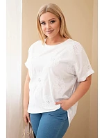 Dámská bavlněná halenka Plus Size s model 22212490 květinami bílá - K-Fashion Dámská bavlněná halenka Plus Size s model 22212490 květinami bílá - K-Fashion