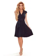 Dámské plisované šaty v lahvově zelené barvě s přeloženým obálkovým výstřihem model 17519739 - numoco Dámské plisované šaty v lahvově zelené barvě s přeloženým obálkovým výstřihem model 17519739 - numoco