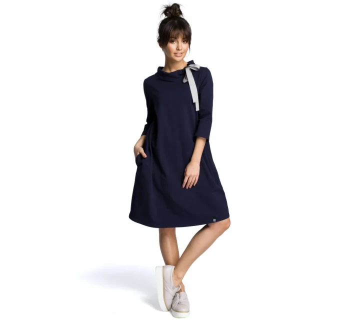 model 18001778 Oversized šaty s páskem na zavazování tmavě modré - BeWear model 18001778 Oversized šaty s páskem na zavazování tmavě modré - BeWear