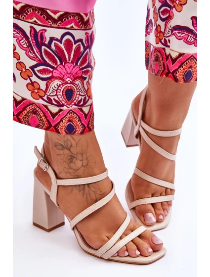 kožené sandály na podpatku Béžove model 21619797 - Boto