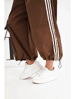 Dámský bavlněný komplet s oversized kalhotami a model 22294728 lampasy hnědý - K-Fashion Dámský bavlněný komplet s oversized kalhotami a model 22294728 lampasy hnědý - K-Fashion