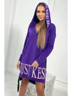 Tmavo fialové šaty s kapucňou a potlačou Tmavo fialové šaty s kapucňou a potlačou