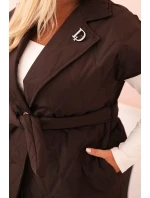 Dámská vesta Plus Size prošívaná s páskem a límcem hnědá