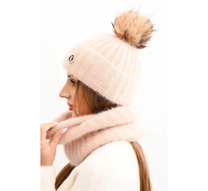 Dámská čepice s kapucí a pleteným vzorem bílá