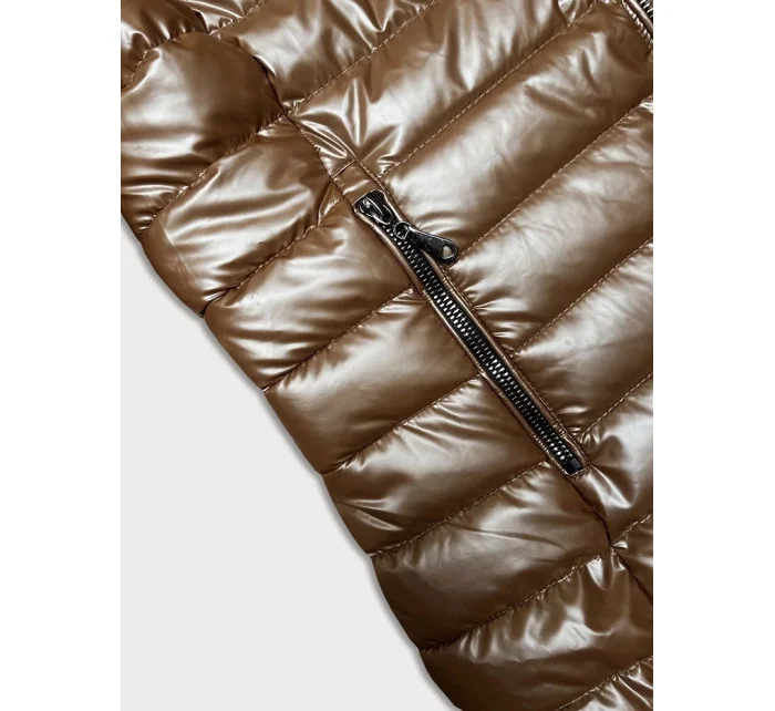 Prešívaná dámska bunda v karamelovej farbe s kapucňou (16M9106-84)