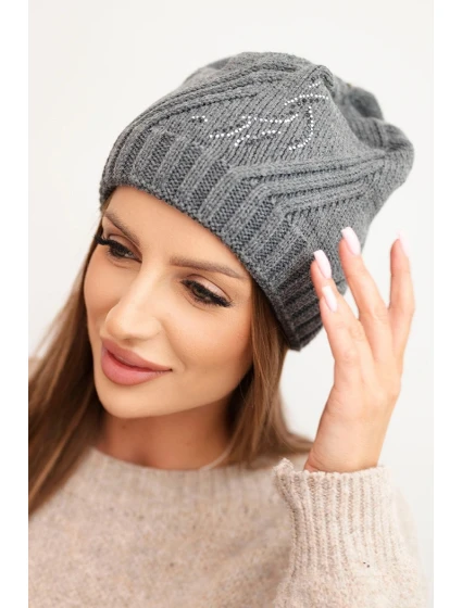 Dámská zimní čepice s vlnou volného střihu model 21782995 grafitová - K-Fashion Dámská zimní čepice s vlnou volného střihu model 21782995 grafitová - K-Fashion