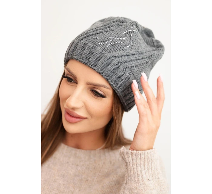 Dámská zimní čepice s vlnou volného střihu model 21782995 grafitová - K-Fashion Dámská zimní čepice s vlnou volného střihu model 21782995 grafitová - K-Fashion