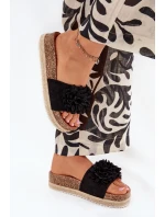 Dámske papuče na platforme s ozdobnými kvetmi - čierne