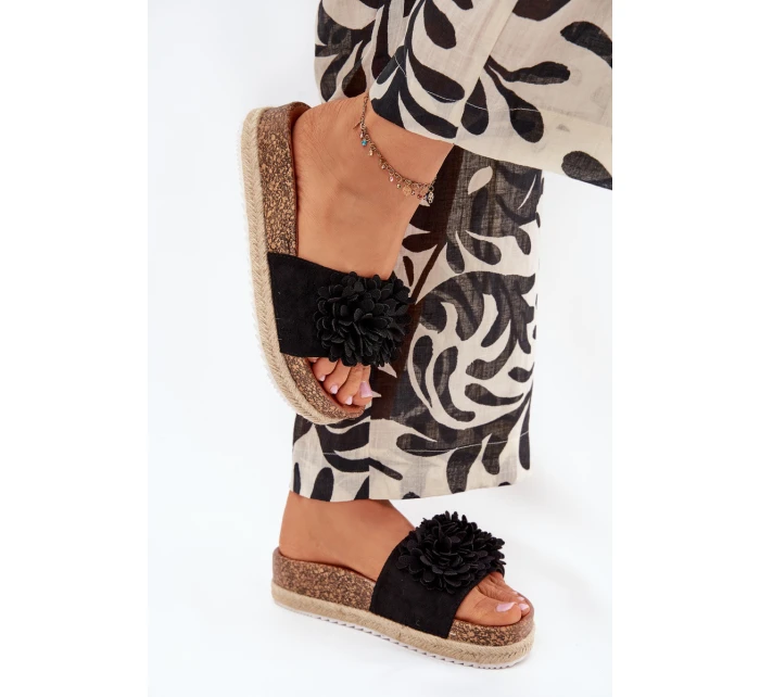 Dámske papuče na platforme s ozdobnými kvetmi - čierne