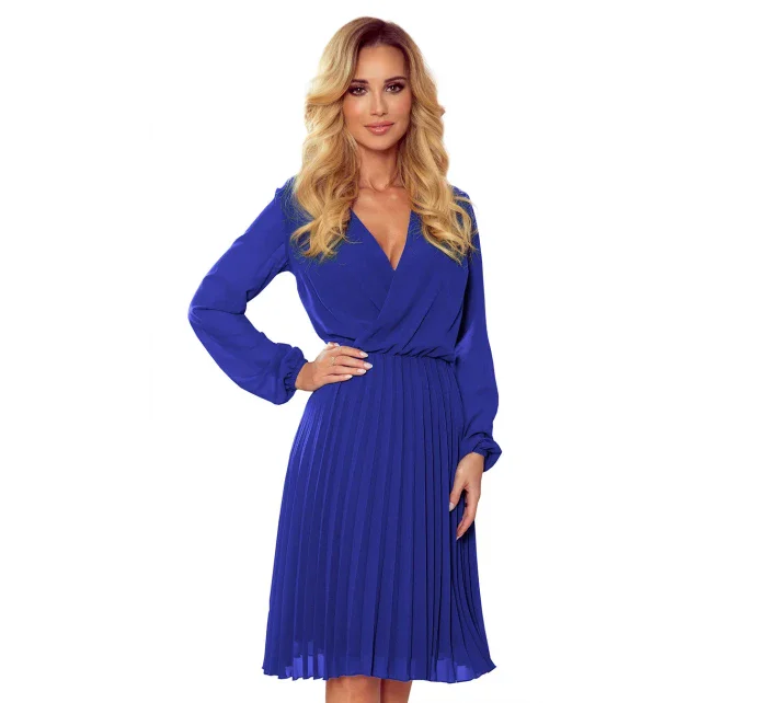 ISABELLE Dámské plisované šaty v chrpové barvě s dekoltem a dlouhými rukávy model 9038138 - numoco ISABELLE Dámské plisované šaty v chrpové barvě s dekoltem a dlouhými rukávy model 9038138 - numoco