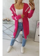 Fuchsiový plášť s nápismi