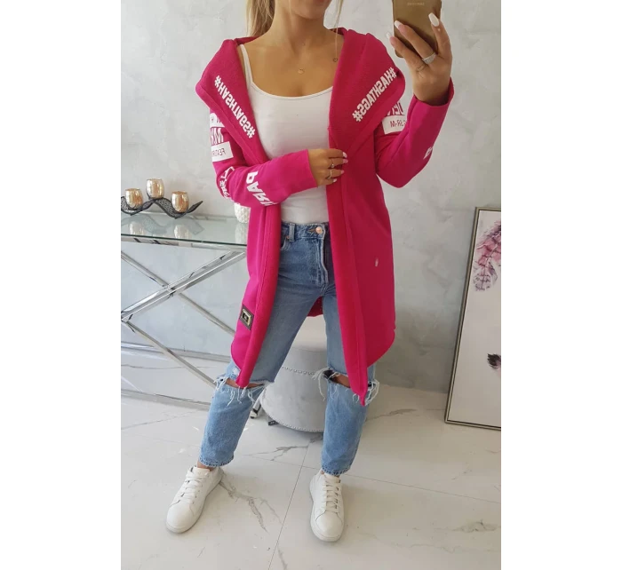 Fuchsiový plášť s nápismi