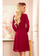 ISABELLE Dámské plisované šaty ve vínové bordó barvě s výstřihem a dlouhými rukávy model 14965559 - numoco