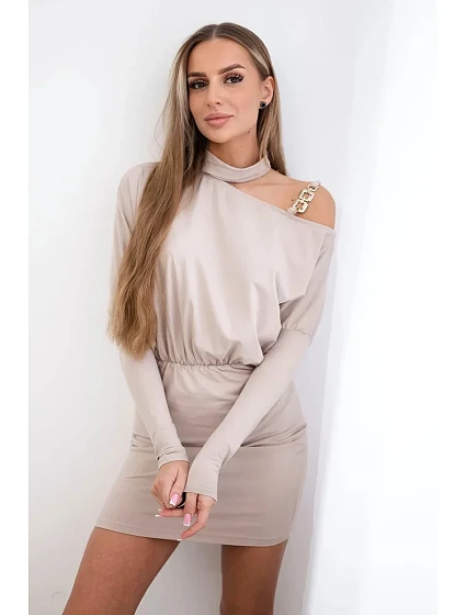 Šaty s ozdobou na model 18752942 béžové barvy - K-Fashion