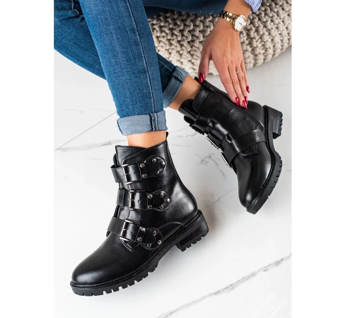 Pohodlné dámske čierne členkové topánky na plochom podpätku Pohodlné dámske čierne členkové topánky na plochom podpätku