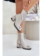 Lakované Dámské Boty Na Podpatku S Dekorací model 21675875 Světle Šedé D&A - S.Barski Lakované Dámské Boty Na Podpatku S Dekorací model 21675875 Světle Šedé D&A - S.Barski