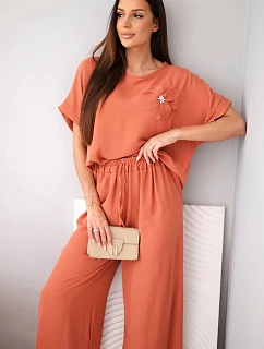 Dámský komplet z viskózy s ozdobnou květinou a širokými kalhotami model 22264563 - K-Fashion