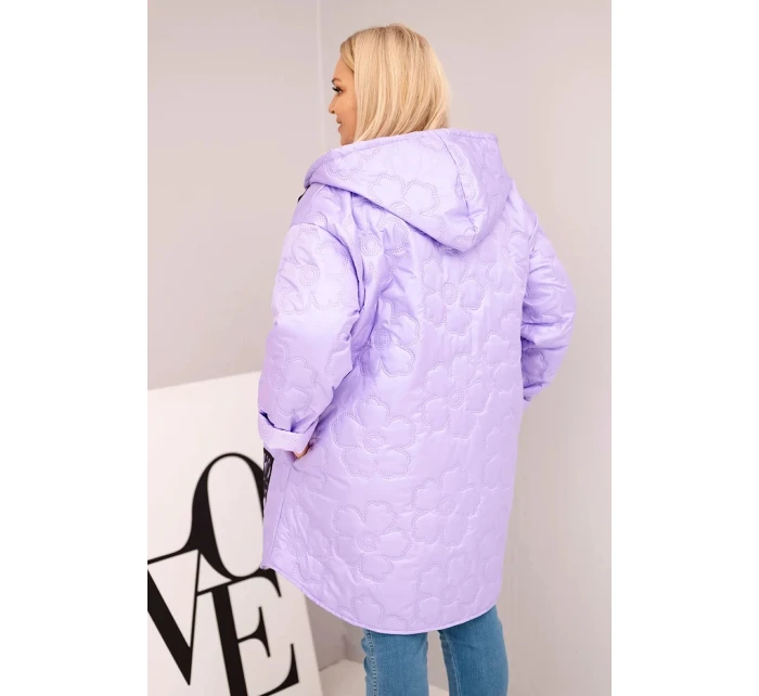 Dámská bunda Plus Size prošívaná s kapucí a nápisem model 21808651 světle fialová - K-Fashion Dámská bunda Plus Size prošívaná s kapucí a nápisem model 21808651 světle fialová - K-Fashion