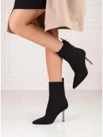 Krásné dámské černé kotníčkové boty na jehlovém podpatku Krásné dámské černé kotníčkové boty na jehlovém podpatku