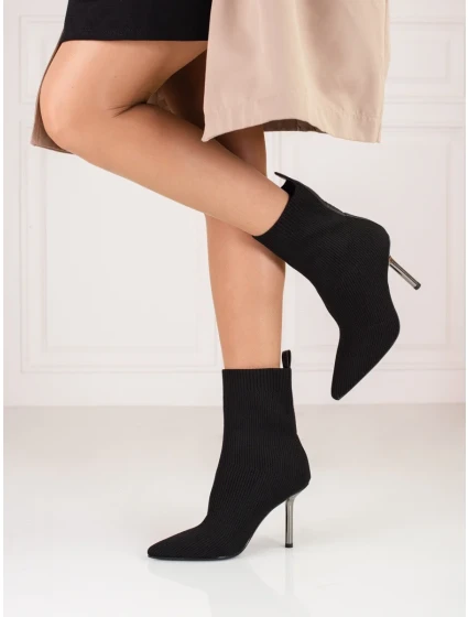 Krásné dámské černé kotníčkové boty na jehlovém podpatku Krásné dámské černé kotníčkové boty na jehlovém podpatku