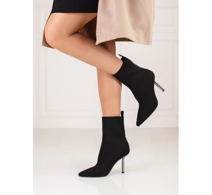 Krásné dámské černé kotníčkové boty na jehlovém podpatku Krásné dámské černé kotníčkové boty na jehlovém podpatku
