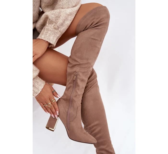 Dámské kozačky z eko semiše na kolena na podpatku tmavě béžové Thamine Dámské kozačky z eko semiše na kolena na podpatku tmavě béžové Thamine