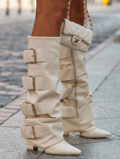 Dámské kozačky na podpatku se  a zlatými přezkami světle béžové model 21708837 - Boto