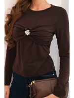 Dámska vypasovaná blúzka z viskózy s drapériou a brošňou hnedej farby
