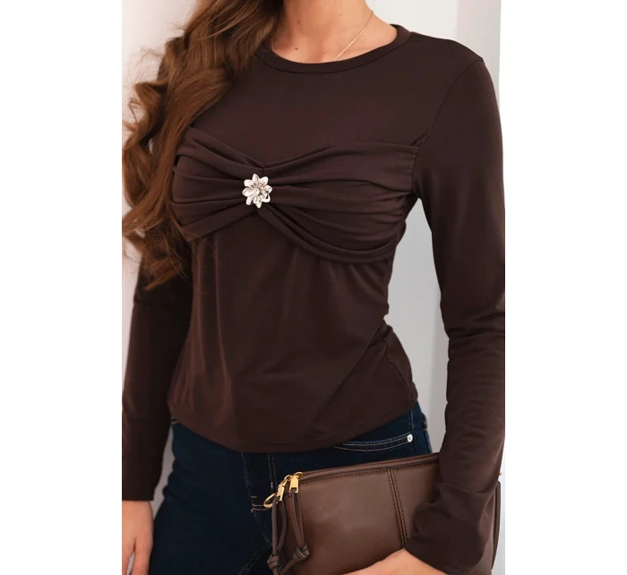 Dámska vypasovaná blúzka z viskózy s drapériou a brošňou hnedej farby