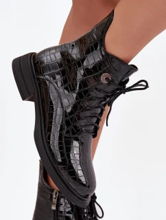 Dámske lakované členkové topánky s reliéfom a zateplením Juviane - čierne