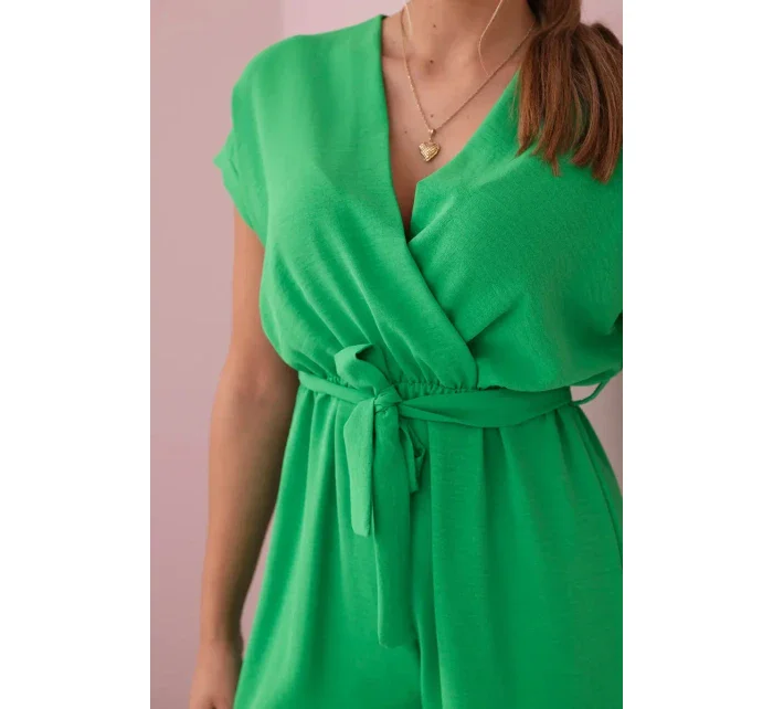 Krátky overal zviazaný v páse zelený