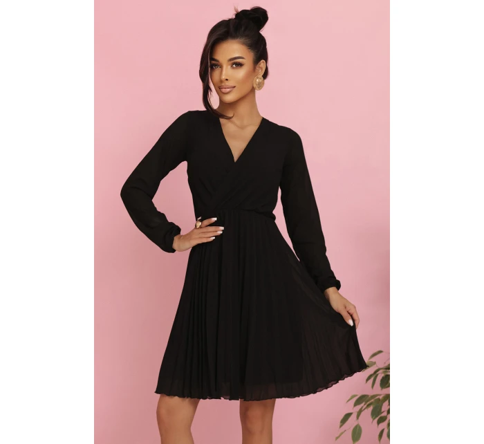 ISABELLE plisované šaty s dlouhými rukávy a výstřihem BLACK model 21215944 - numoco
