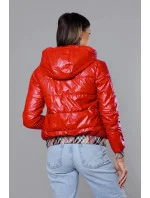 Krátka červená dámska bunda s ozdobným lemovaním (B8030-4)