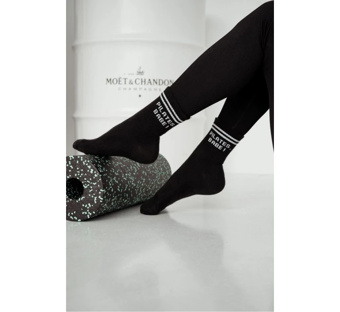 Dámske ponožky s nápisom "PILATES, BABE!" - čierne Dámske ponožky s nápisom "PILATES, BABE!" - čierne