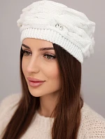 Dámska zimná čiapka s ozdobným úpletom a kryštálmi K398 biela