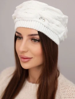 Dámska zimná čiapka s ozdobným úpletom a kryštálmi K398 biela