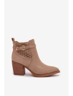 Dámské perforované kotníkové boty na podpatku s perforovaným vzorem a zlatým přezkou Béžové Deloriah