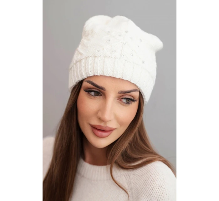 Dámská zimní čepice s vlnou a ozdobným pletením s perličkami model 21783059 ecru - K-Fashion Dámská zimní čepice s vlnou a ozdobným pletením s perličkami model 21783059 ecru - K-Fashion