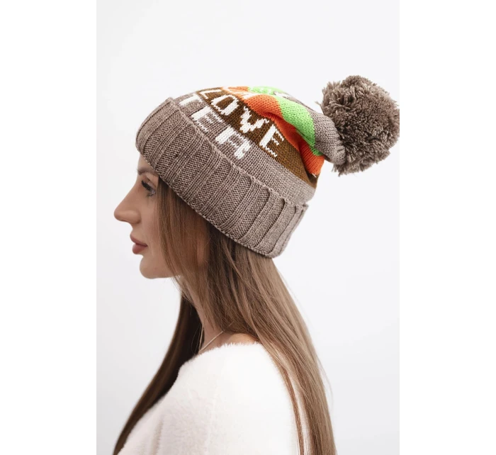 Dámska zimná čiapka s vlnou a nápisom s veľkou bambulou K422 cappuccino Dámska zimná čiapka s vlnou a nápisom s veľkou bambulou K422 cappuccino