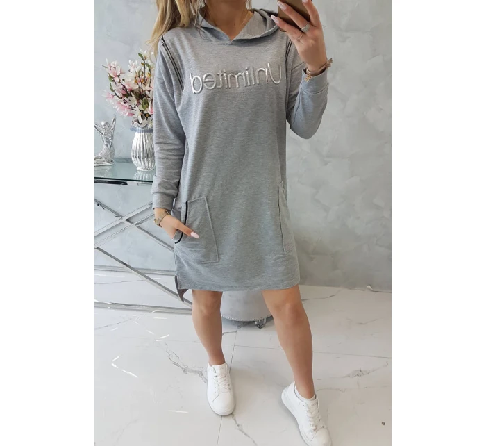 Neobmedzené šedé šaty