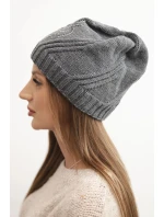 Dámská zimní čepice s vlnou volného střihu model 21782995 grafitová - K-Fashion Dámská zimní čepice s vlnou volného střihu model 21782995 grafitová - K-Fashion