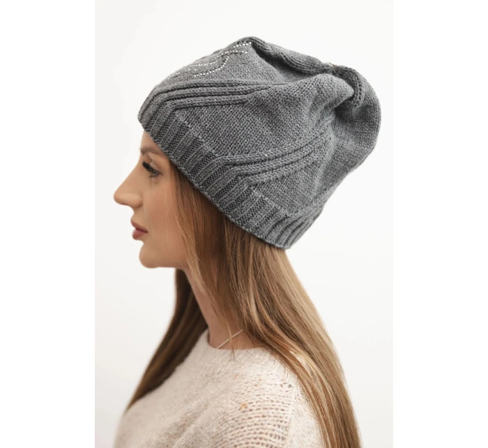 Dámská zimní čepice s vlnou volného střihu model 21782995 grafitová - K-Fashion Dámská zimní čepice s vlnou volného střihu model 21782995 grafitová - K-Fashion